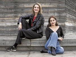 Eva Martín y Ana Garcés durante la sesión fotográfica que reunió a las dos actrices en El Matadero de Madrid.