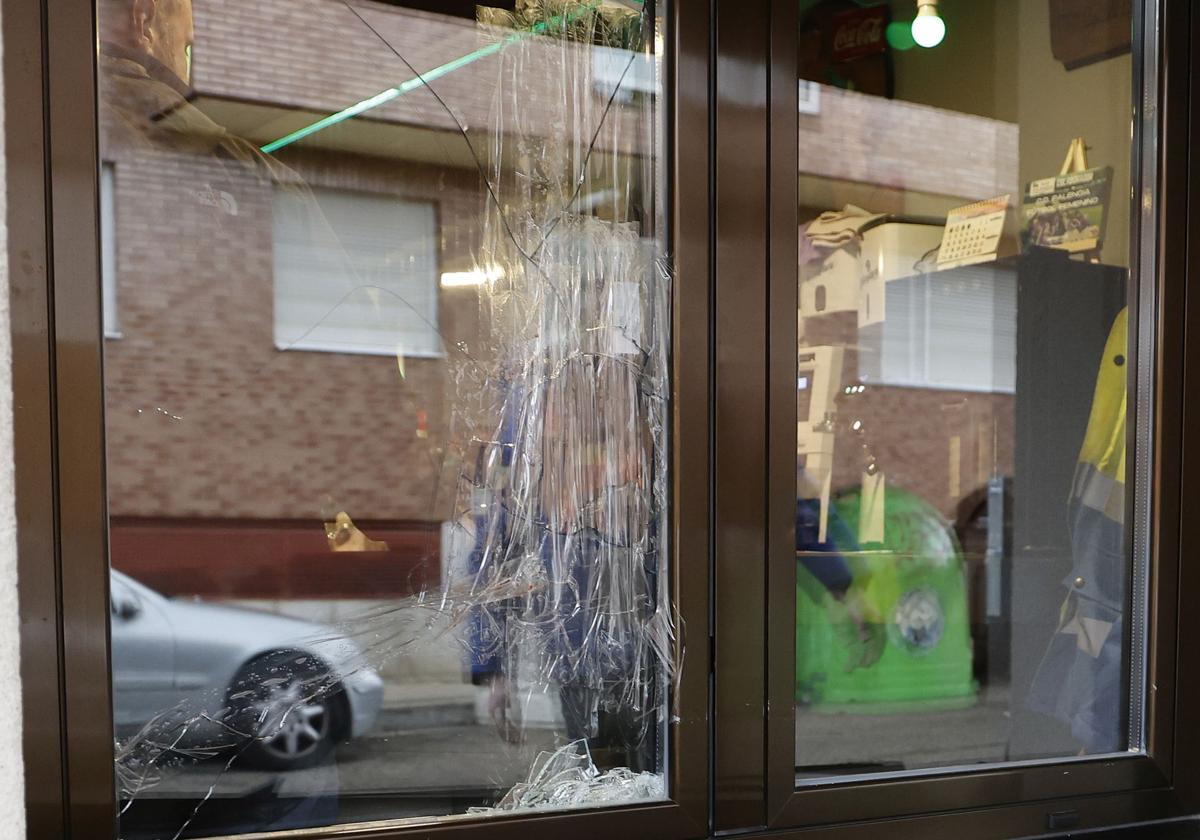 Fracturan un cristal de la puerta y roban en un bar del paseo Victorio Macho