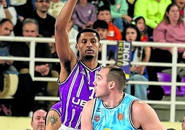 Krutwig intenta levantarse con el balón ante la oposición de Wilson.