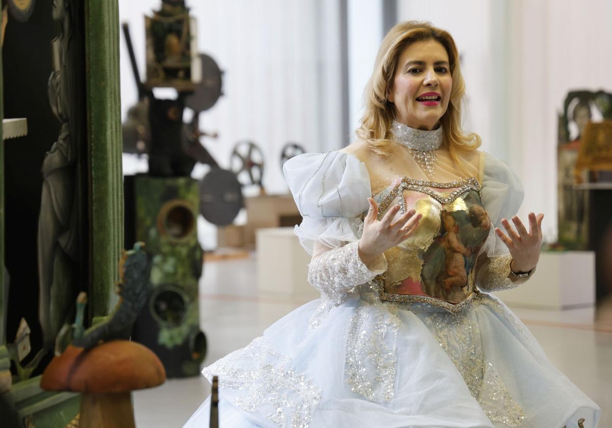 Rosana Largo explica la exposición, en la inauguración este sábado en Lècrac.