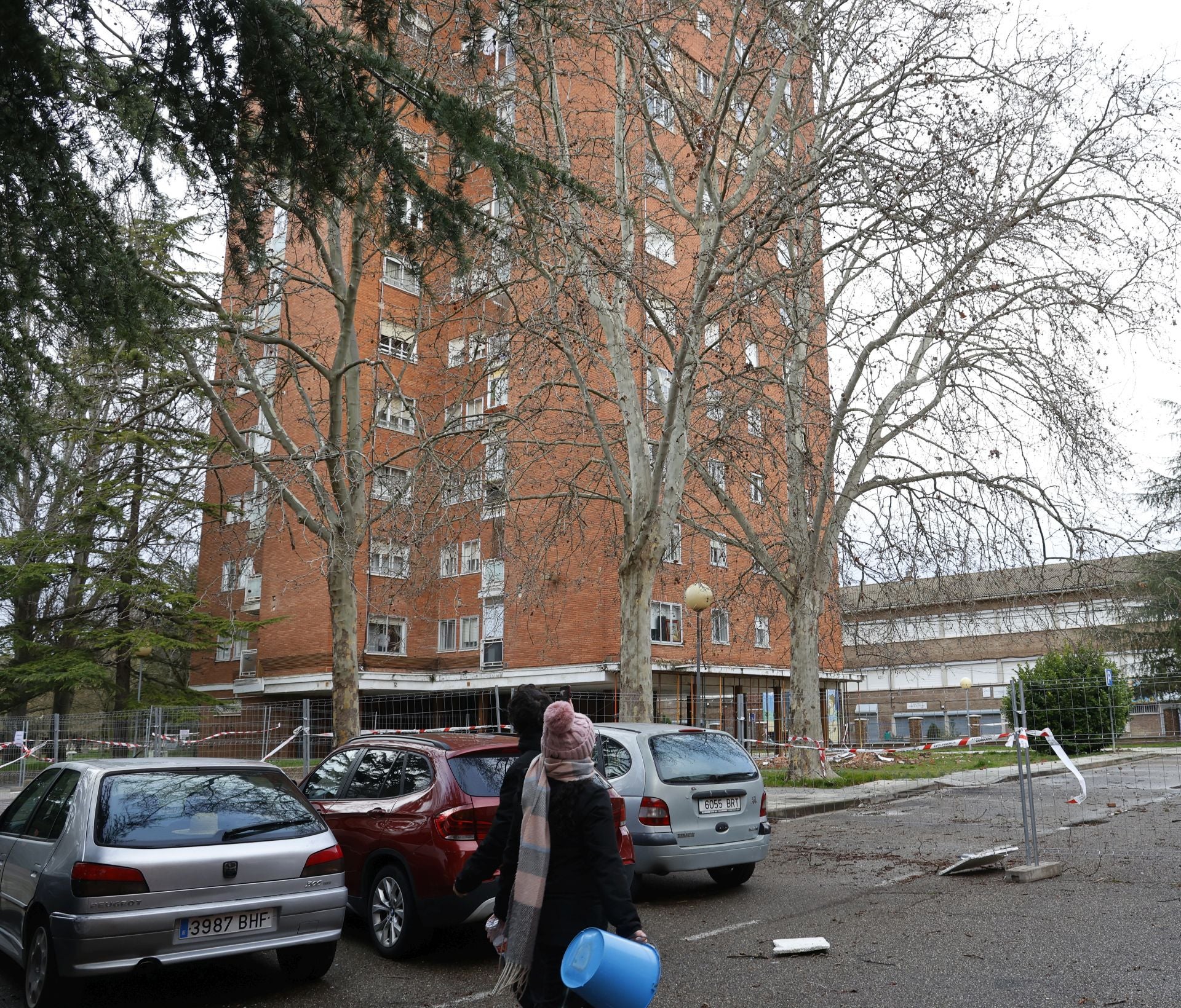 Así está la fachada de la calle Padilla tras el desprendimiento de cascotes y ventanas