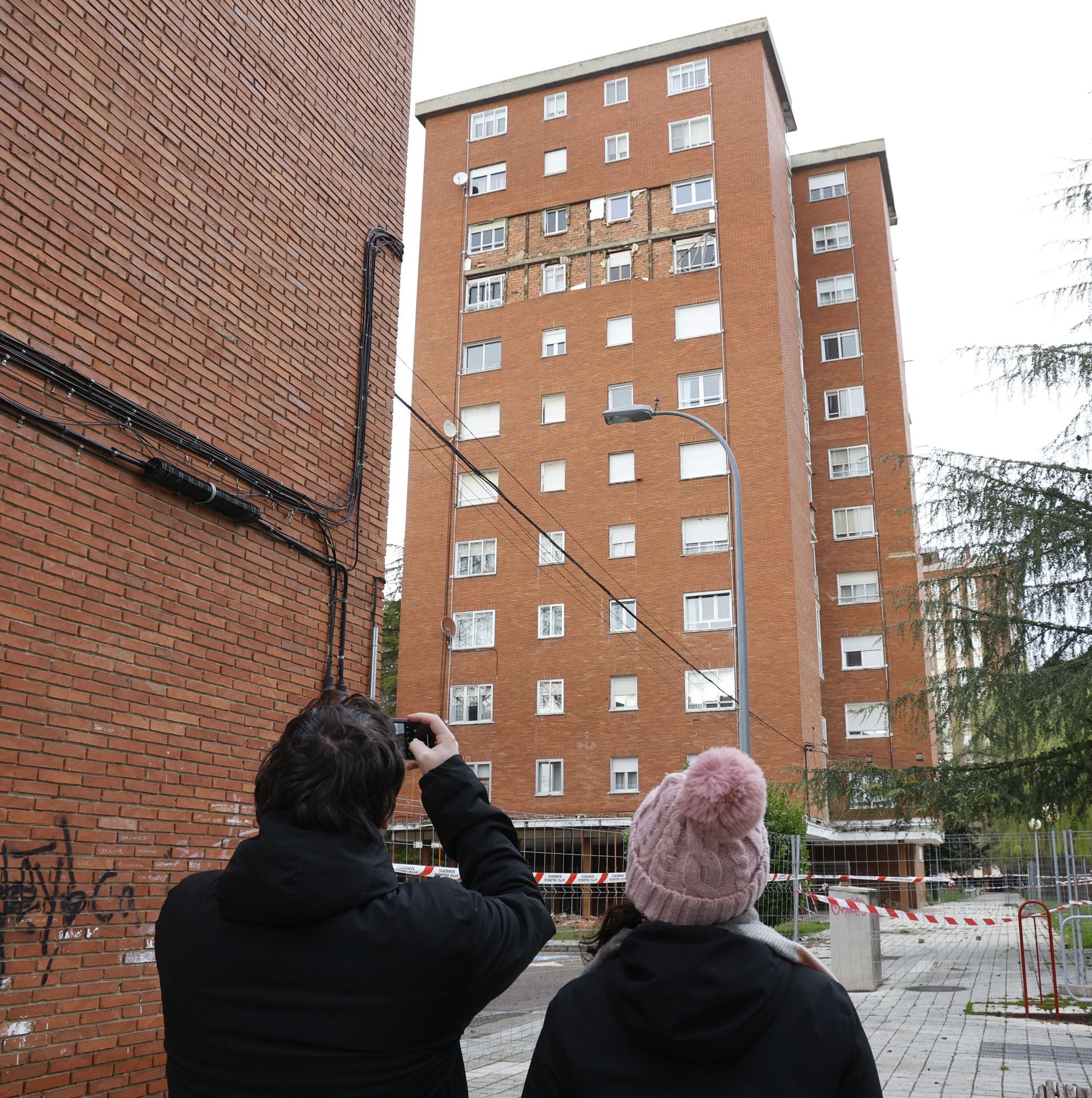 Así está la fachada de la calle Padilla tras el desprendimiento de cascotes y ventanas