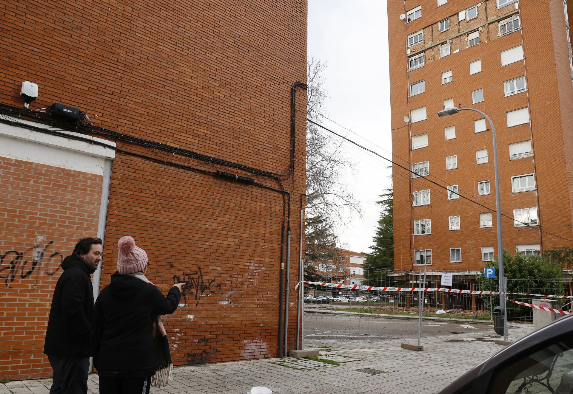 Así está la fachada de la calle Padilla tras el desprendimiento de cascotes y ventanas