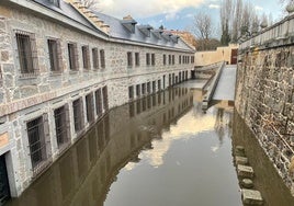 El río Eresma desbodado este sábado en Segovoa anega la Casa de la Moneda.