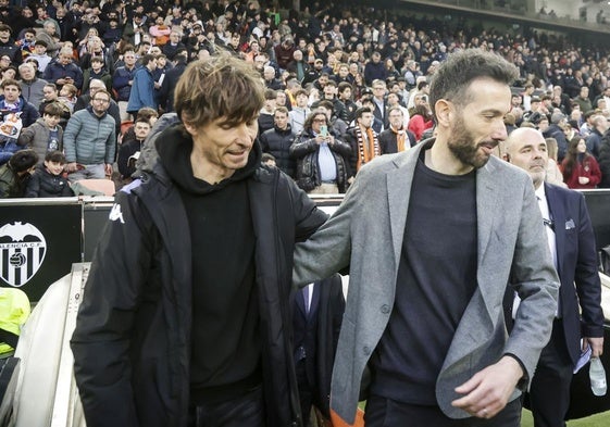 Álvaro Rubio y Corberán se saludan antes de empezar el partido.