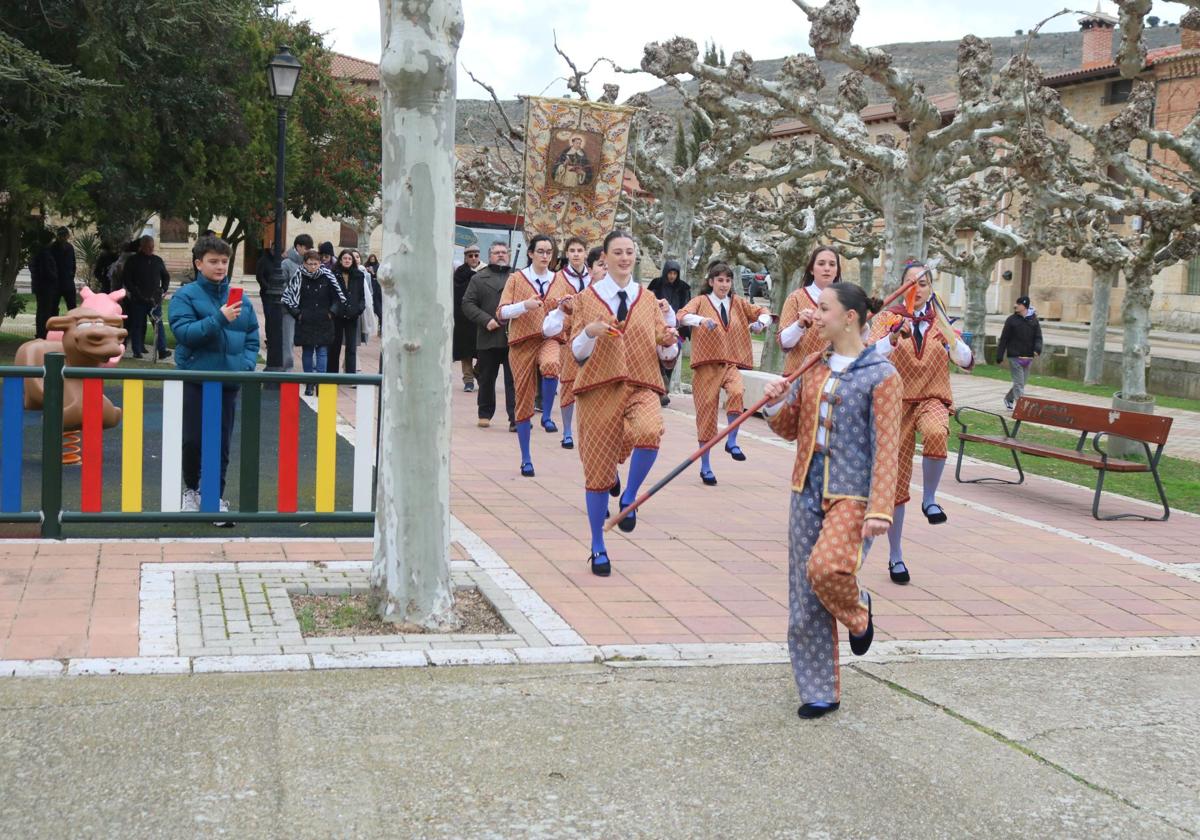 Los danzantes, en plena exhibición.