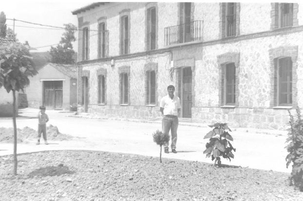 Alfredo Olmedo Redondo, alcalde de Traspinedo, posa junto al edificio de usos múltiples. 7 de julio de 1988.