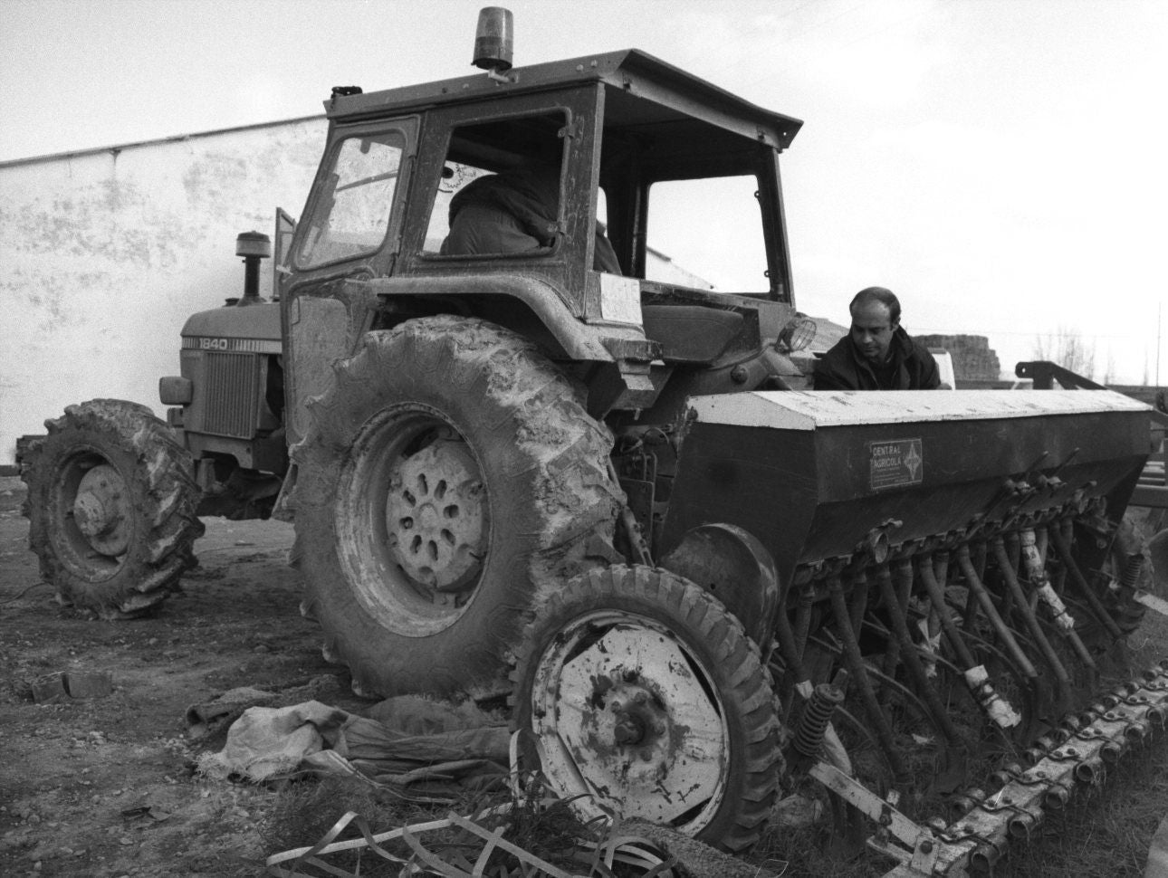Un agricultor trabaja con su tractor. 13 de febrero de 1996.