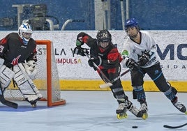 Una jugadora de Las Panteras trata de ganar la posición a una rival del CPL Madrid.