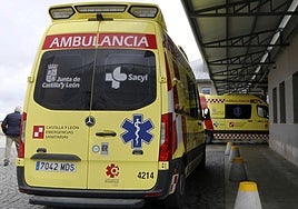 Ambulancias en la entrada de Urgencias del Hospital General de Segovia.