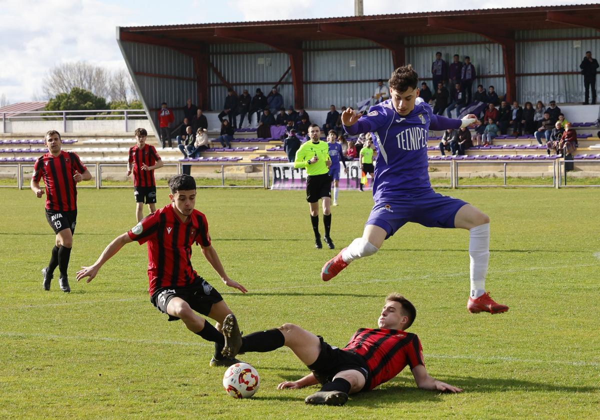 Bonalde salta para salvar la entrada de un rival en el partido entre el Becerril y el Laguna.