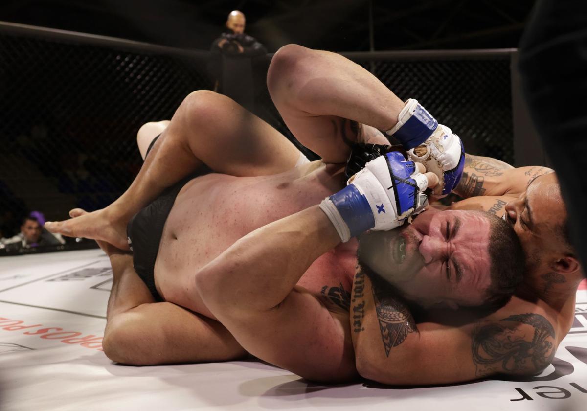 La guillotina como arte en la velada de Furious FC en Valladolid