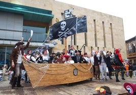 Los Piratas del Eresma, uno de los premiados, este sábado sobre el escenario en Pedrajas de San Esteban.