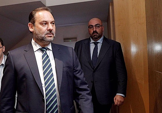 Fotografía de archivo de Koldo García (d) junto al entonces ministro de Fomento, José Luis Ábalos (i).