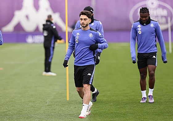 Raúl Moro y Aidoo, durante el entrenamiento de este lunes.