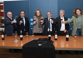 La presidenta de la Diputación, con los sumilleres de las asociaciones regional y palentina, a la derecha, los diputados Carolina Valbuena y Adolfo Palacios y Miguel Ángel Benito, a la izquierda.