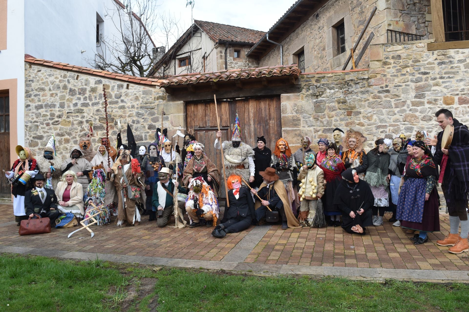 Zamarrones y mascaritos desfilan por Palencia