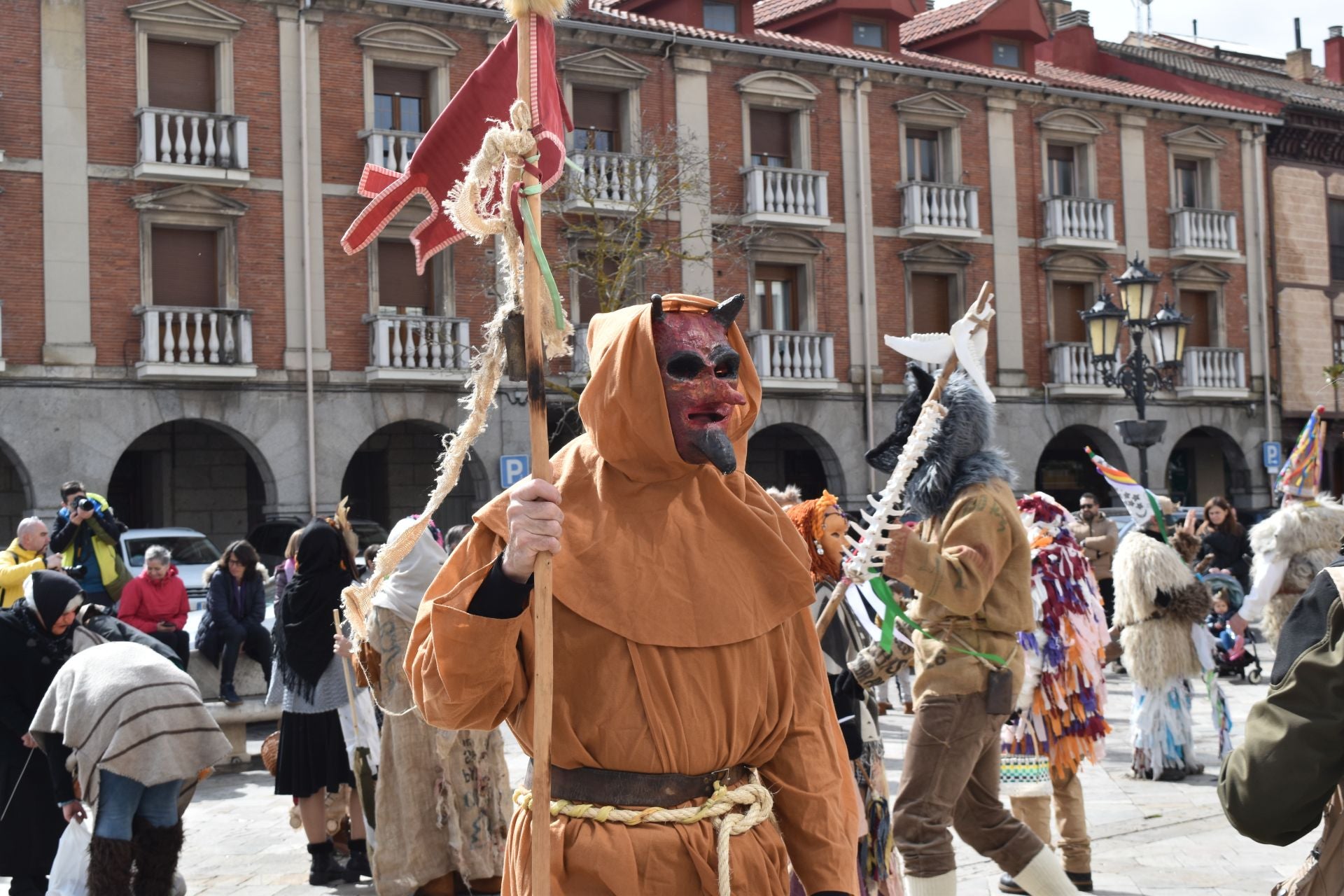 Zamarrones y mascaritos desfilan por Palencia