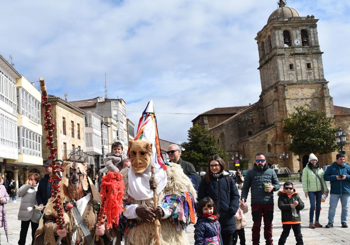 Zamarrones y mascaritos desfilan por Palencia