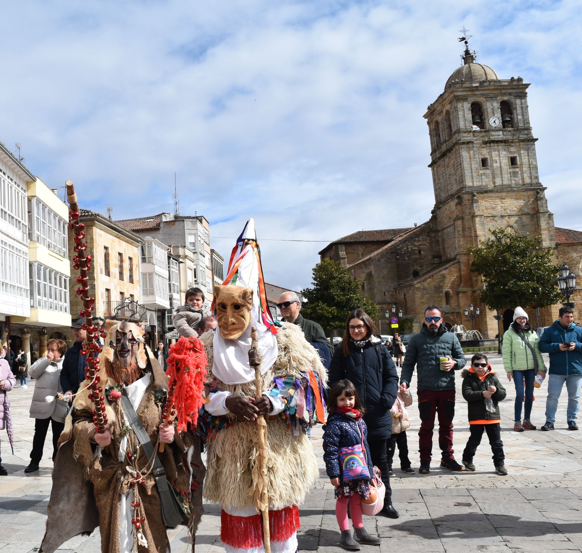 Zamarrones y mascaritos desfilan por Palencia