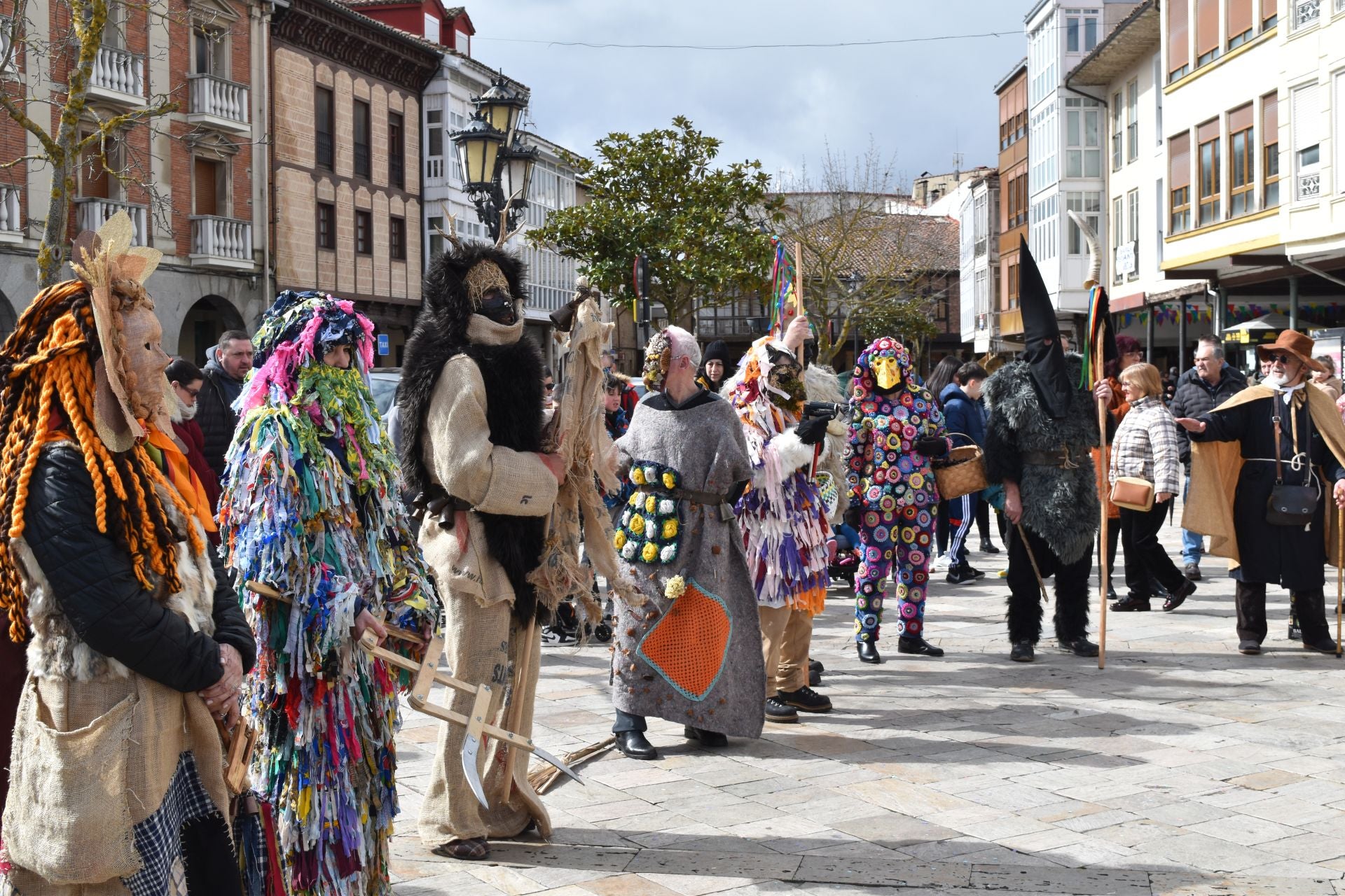 Zamarrones y mascaritos desfilan por Palencia