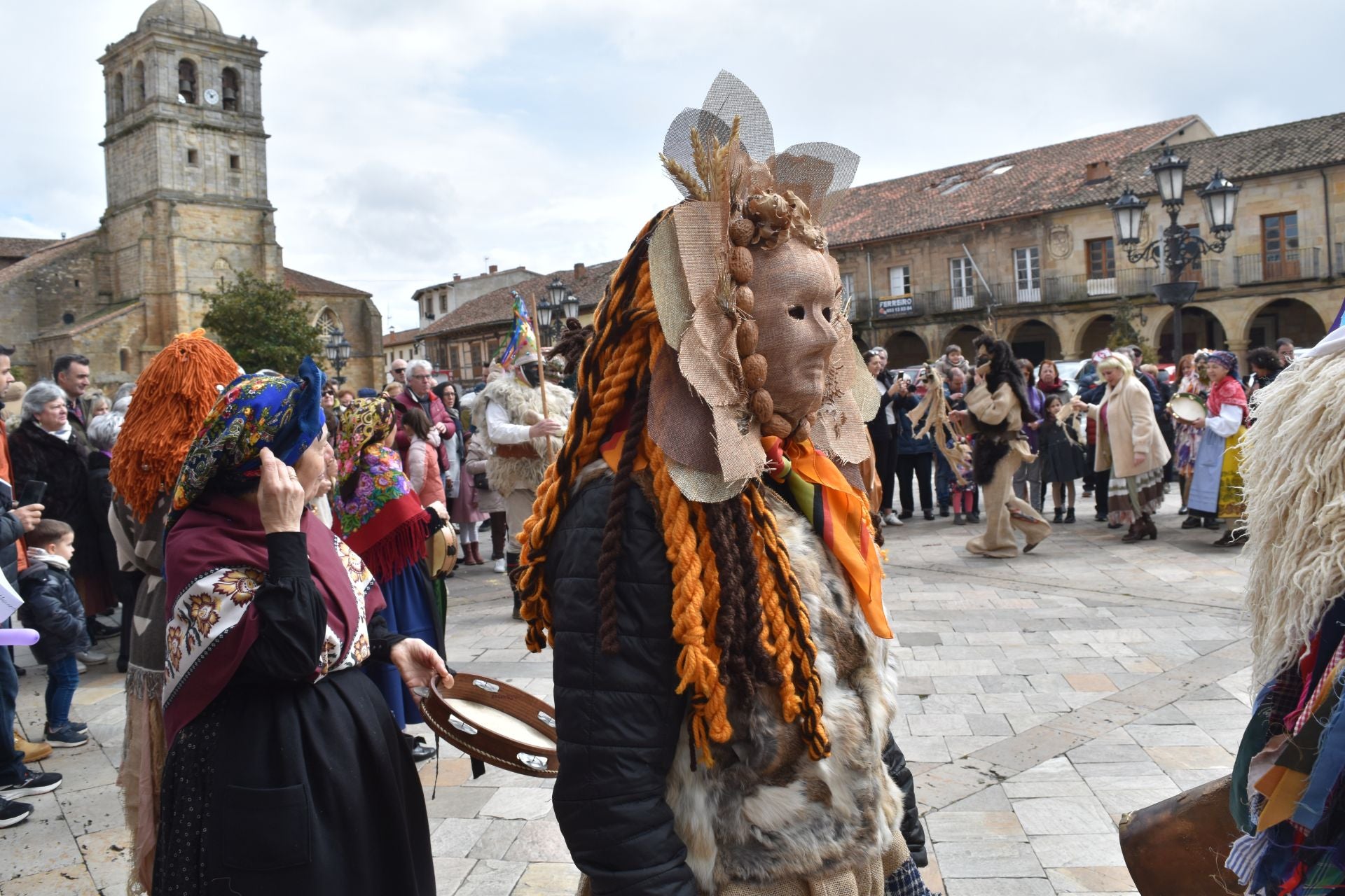 Zamarrones y mascaritos desfilan por Palencia