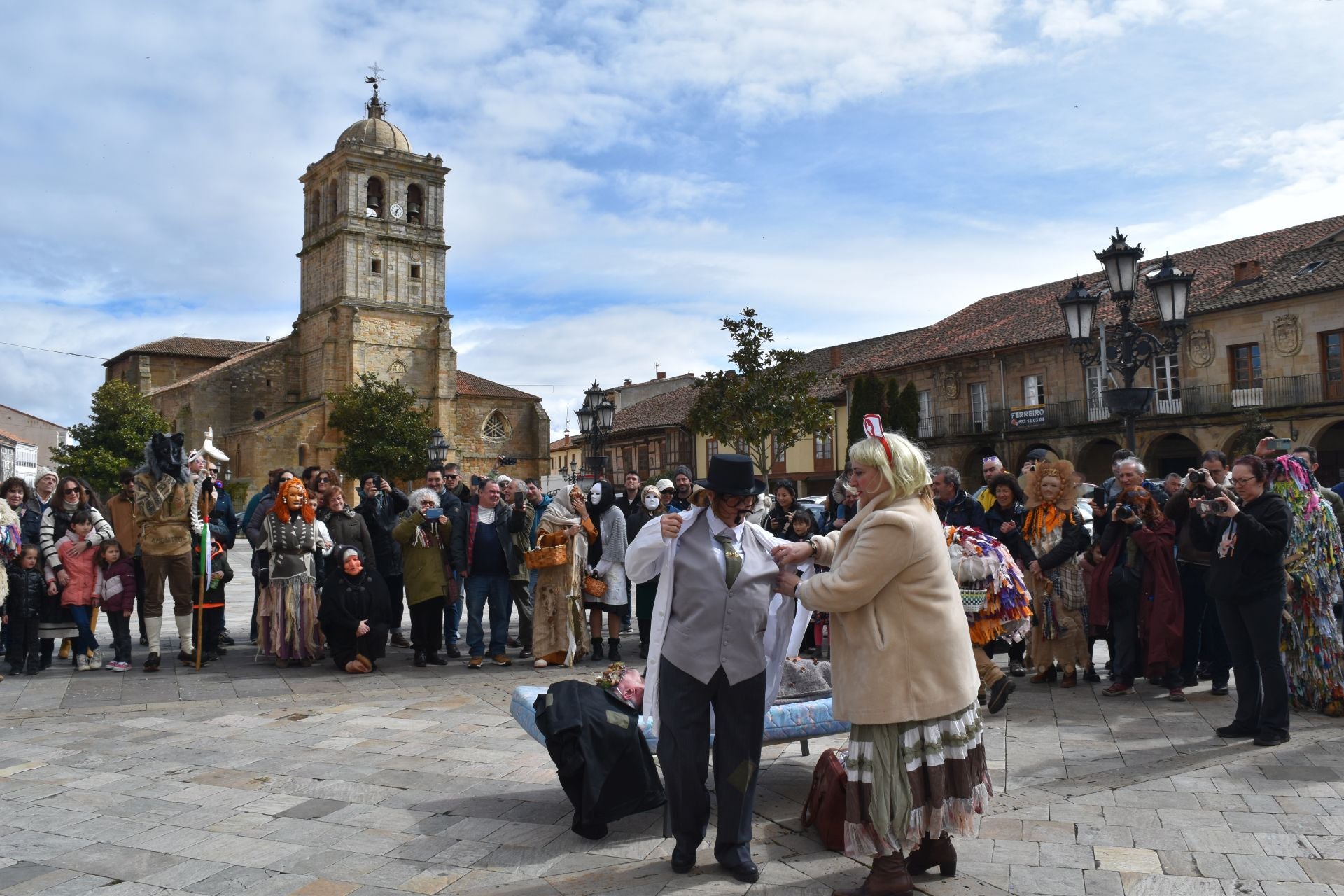 Zamarrones y mascaritos desfilan por Palencia