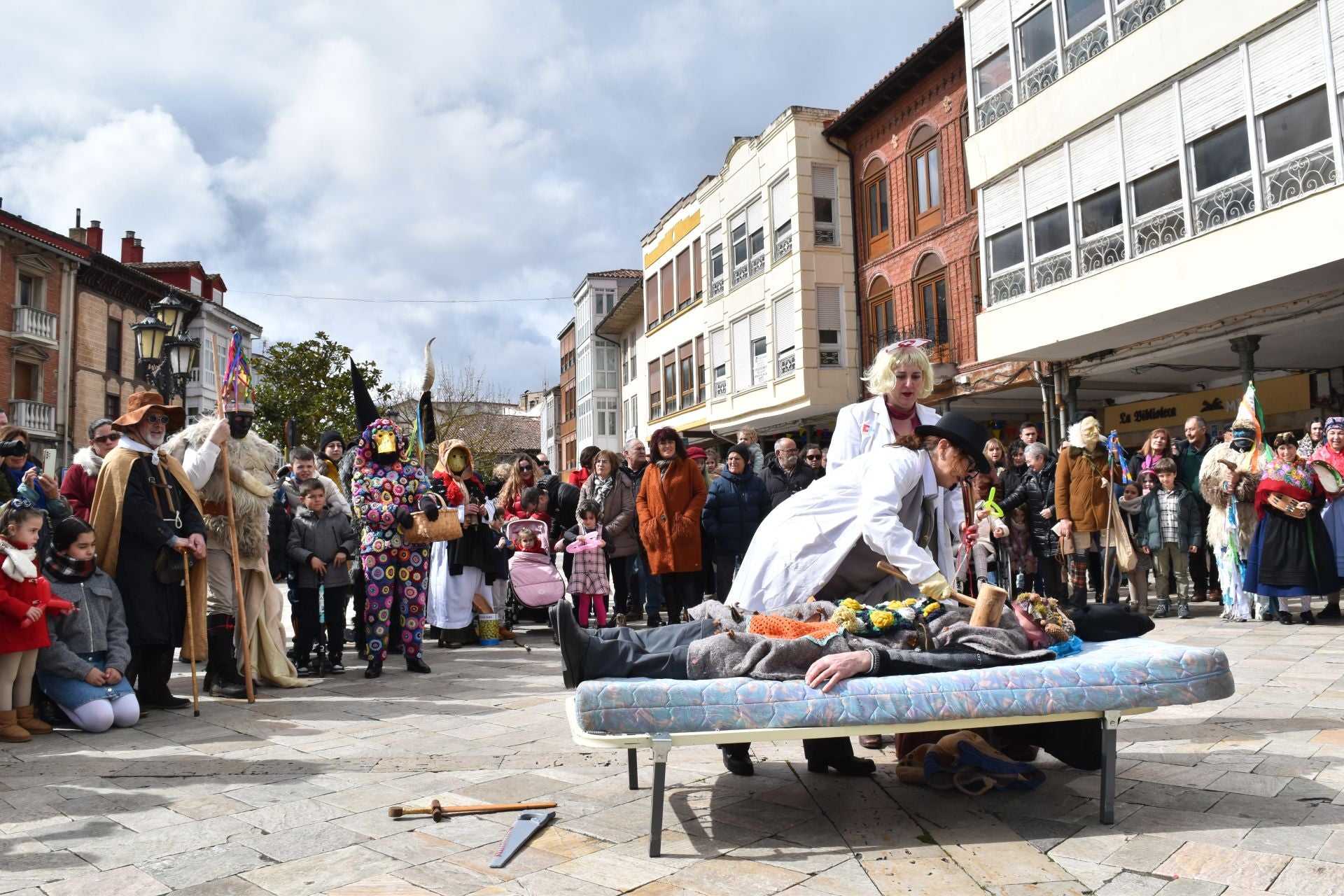 Zamarrones y mascaritos desfilan por Palencia
