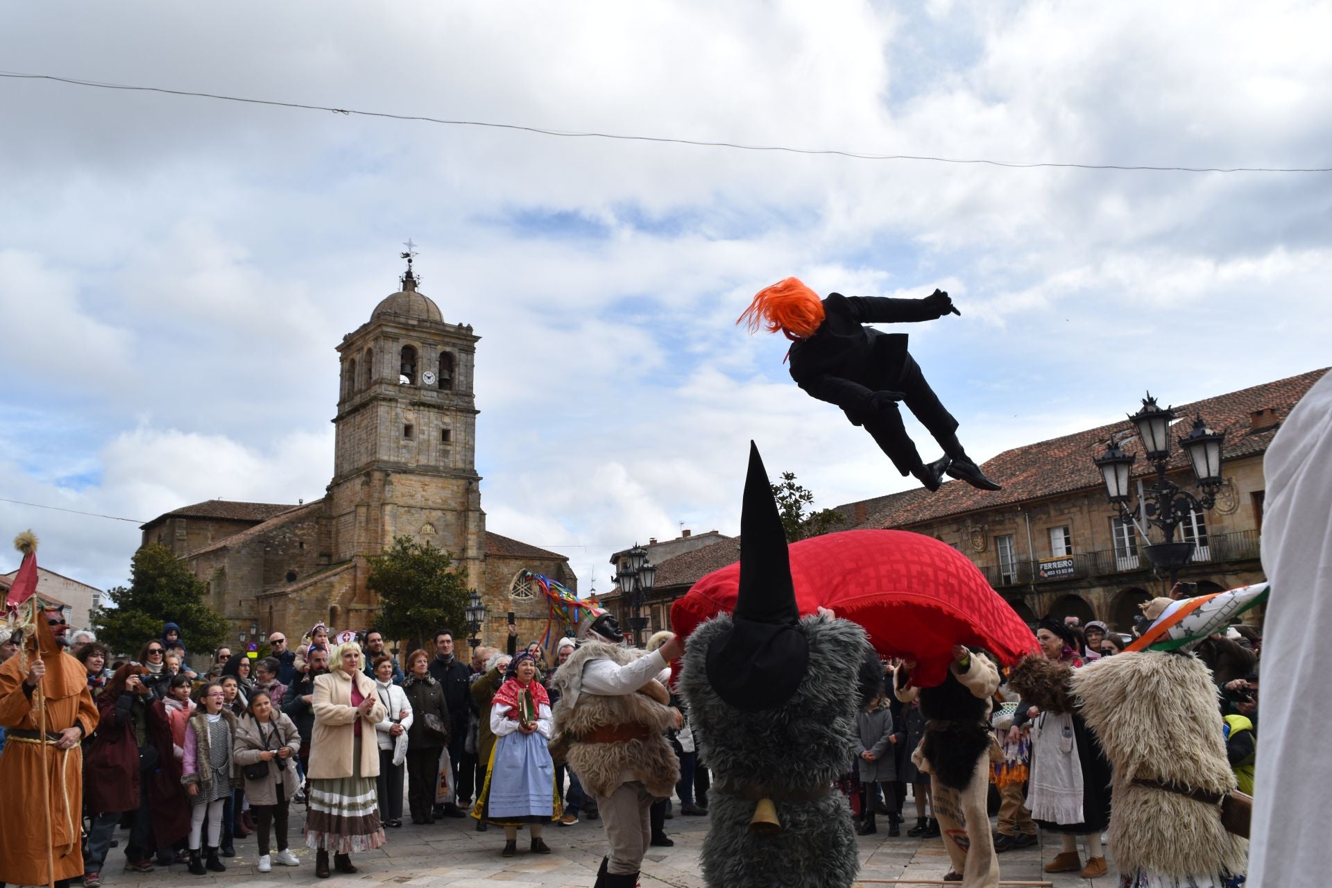 Zamarrones y mascaritos desfilan por Palencia