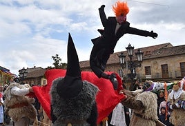 El 'pelele', que representó a Trump en la fiesta de zamarritos y mascarones en Aguilar.