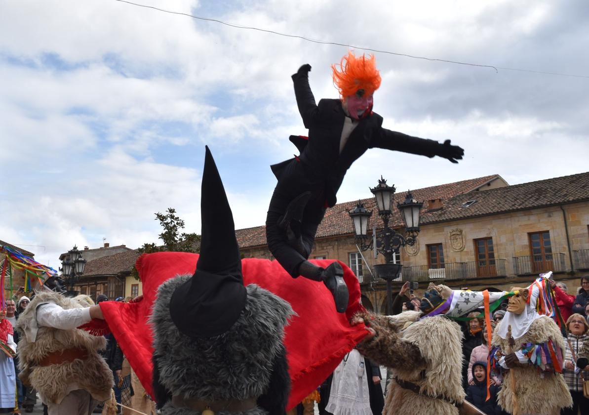 El 'pelele', que representó a Trump en la fiesta de zamarritos y mascarones en Aguilar.