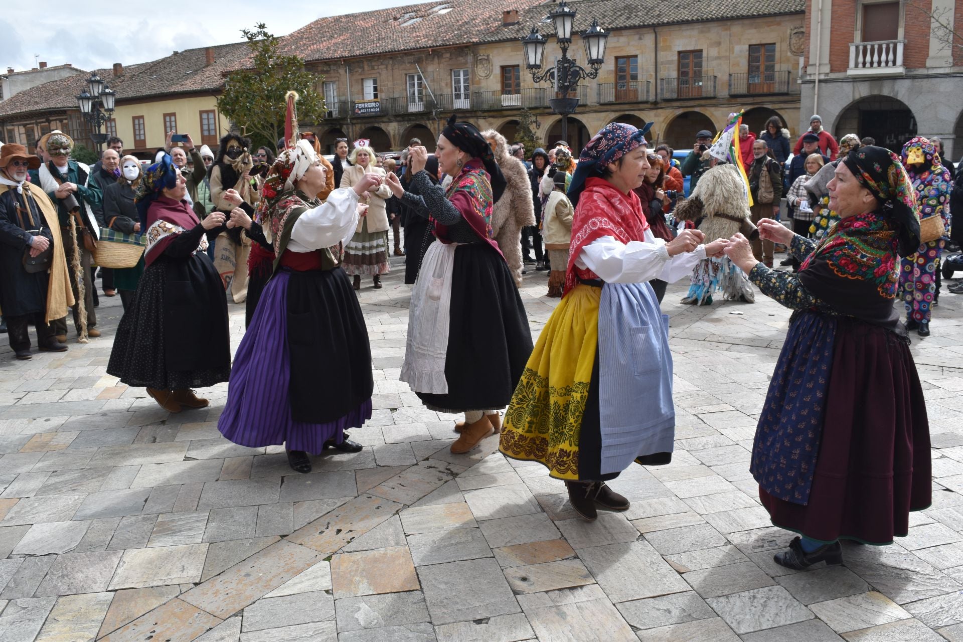 Zamarrones y mascaritos desfilan por Palencia