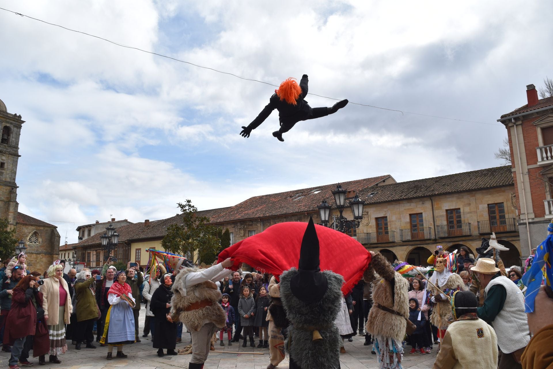 Zamarrones y mascaritos desfilan por Palencia