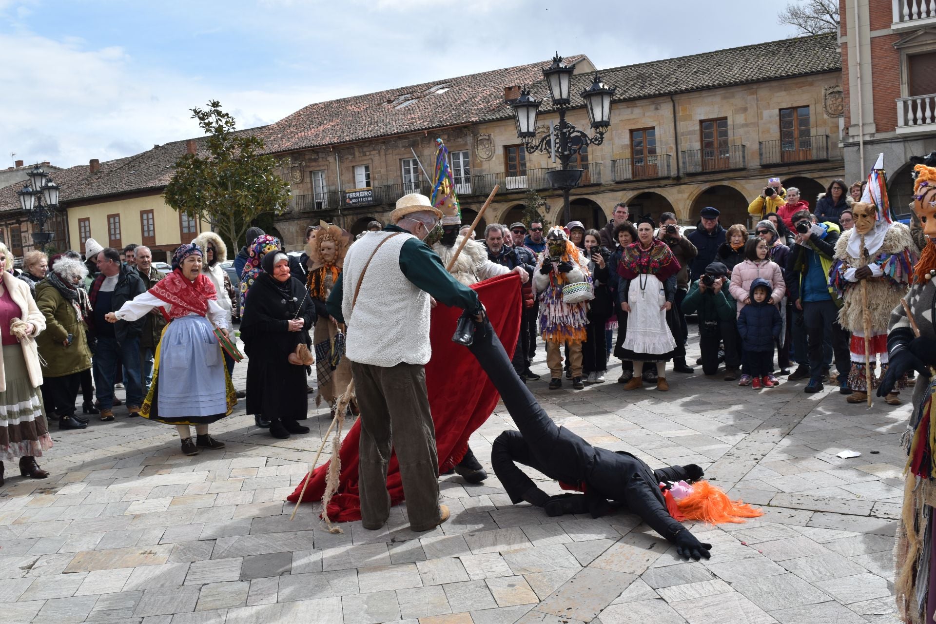 Zamarrones y mascaritos desfilan por Palencia