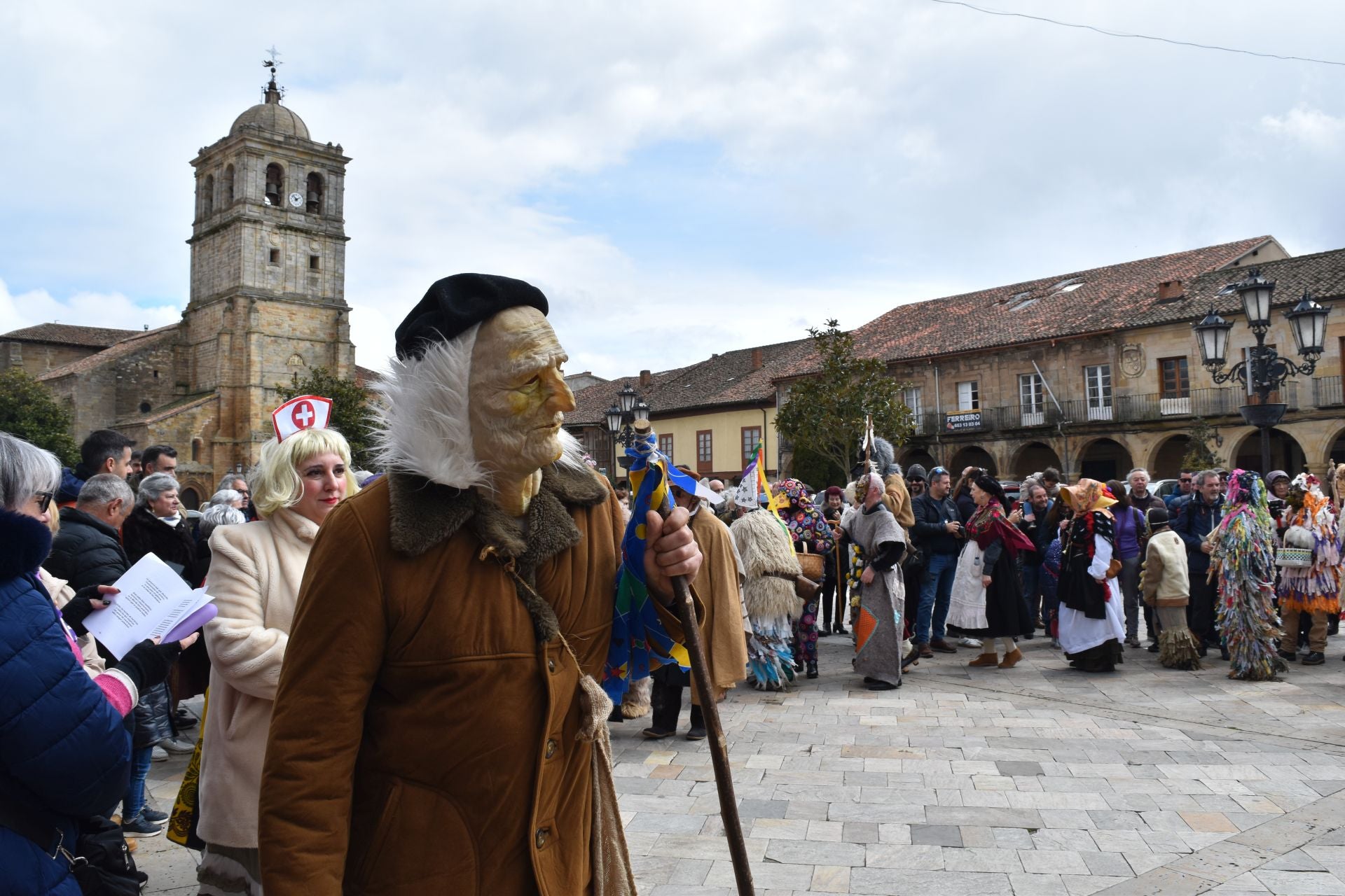 Zamarrones y mascaritos desfilan por Palencia