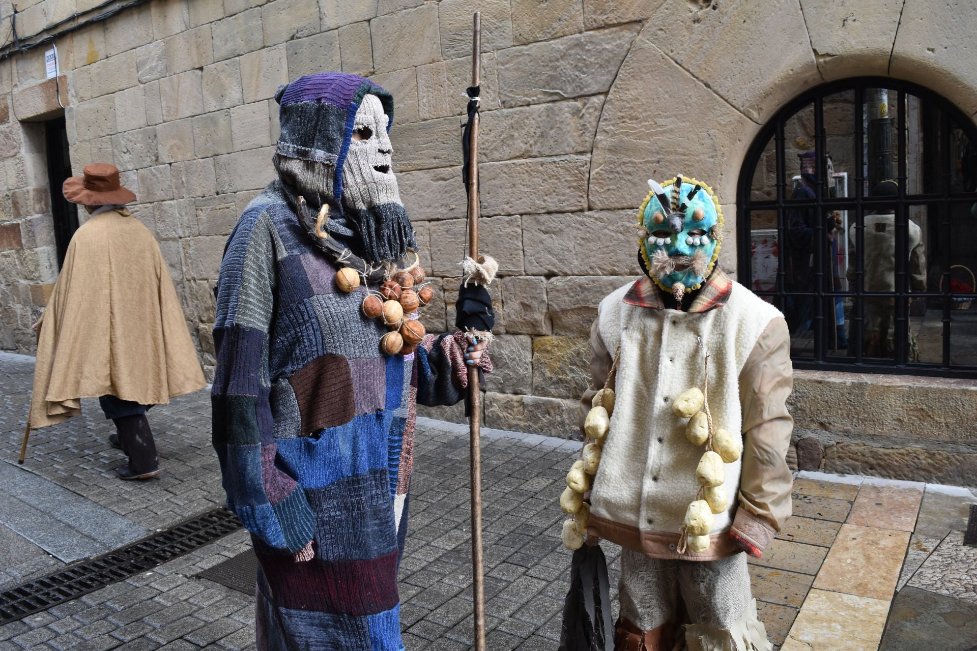 Zamarrones y mascaritos desfilan por Palencia
