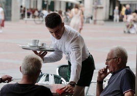 Un camarero atiende una terraza en la Plaza Mayor de Valladolid, en una imagen de archivo.