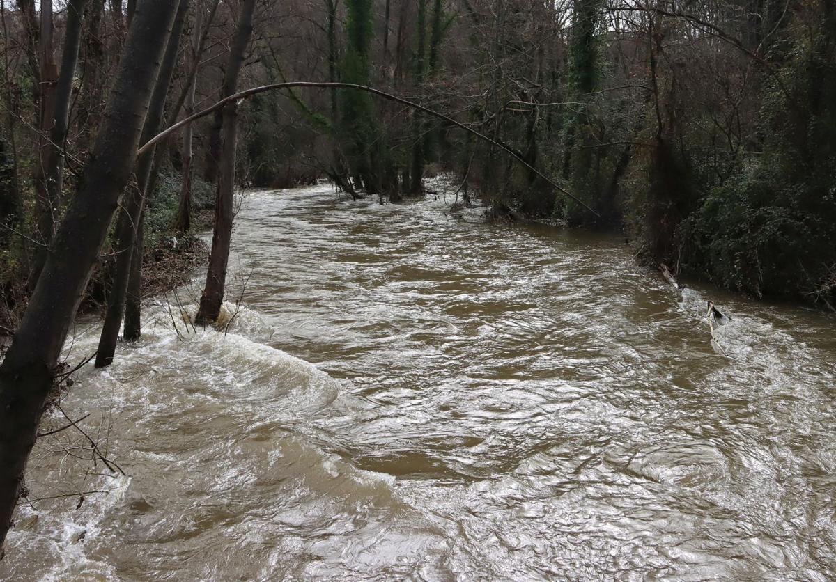 El río Eresma, este domingo a su paso por Segovia capital.