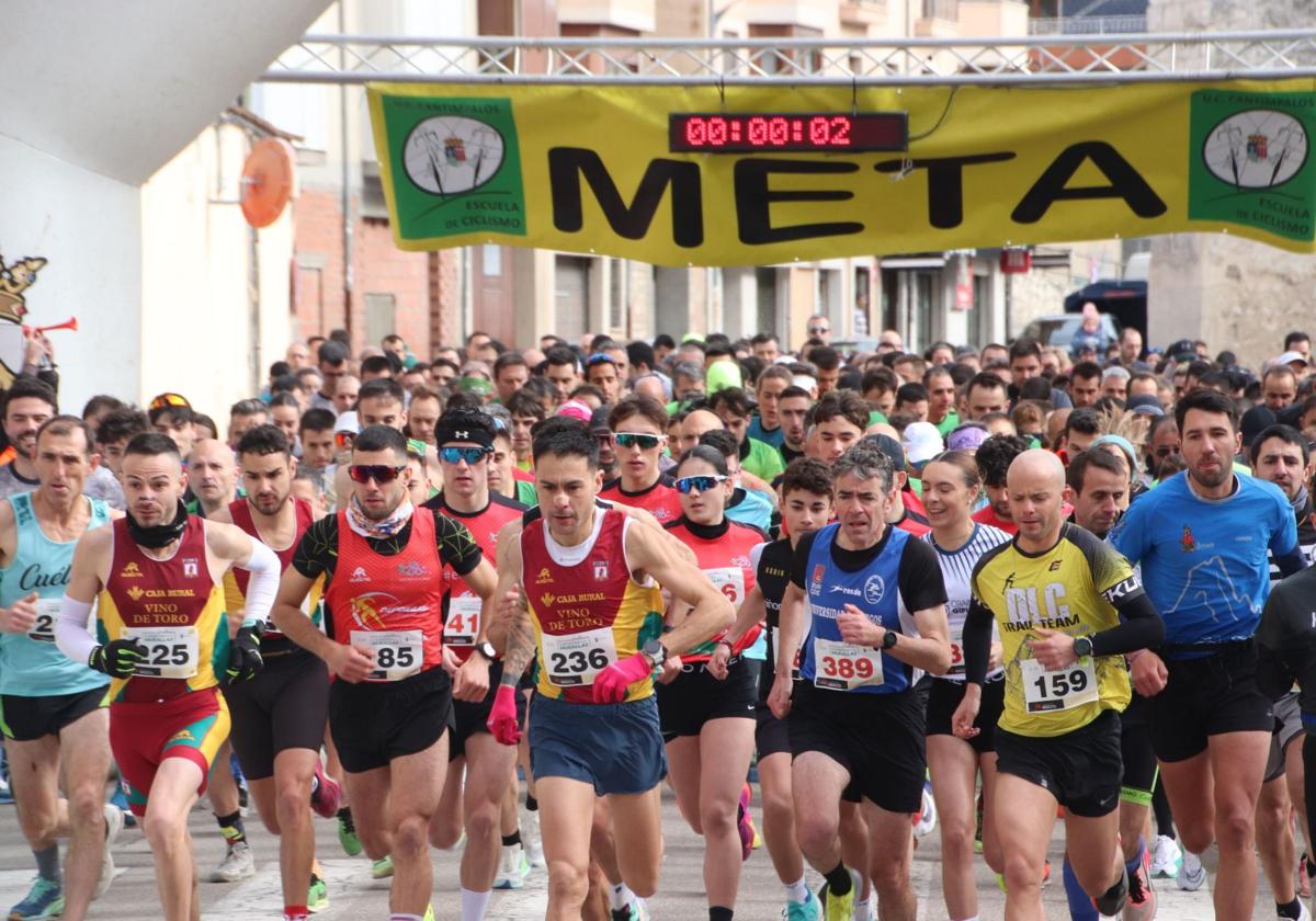 Enrique Fernández y Alba Sanz vencen en la carrera Murallas de Cuéllar