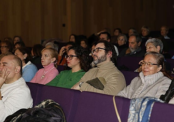 El poeta Sergio García Zamora, vecino de Paredes, entre el público de la entrega de premios de 'Microsaberes' este domingo.
