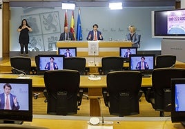 Francisco Igea, Alfonso Fernández Mañueco y Verónica Casado, en una rueda de prensa telemática, con la sala de prensa de la Junta desierta.