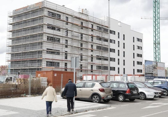 Dos peatones junto al residencial Azaría, que Sareb tiene previsto entregar en noviembre.