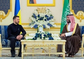 Zelenski y el príncipe heredero saudí Mohammed bin Salman, ayer durante una reunión en el Palacio Real de Yeda.