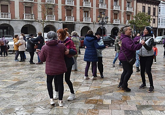 Aguilar baila por los derechos de las mujeres