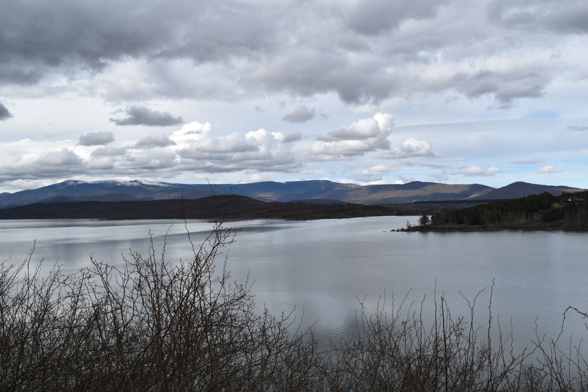 Así de lleno está el embalse de Aguilar