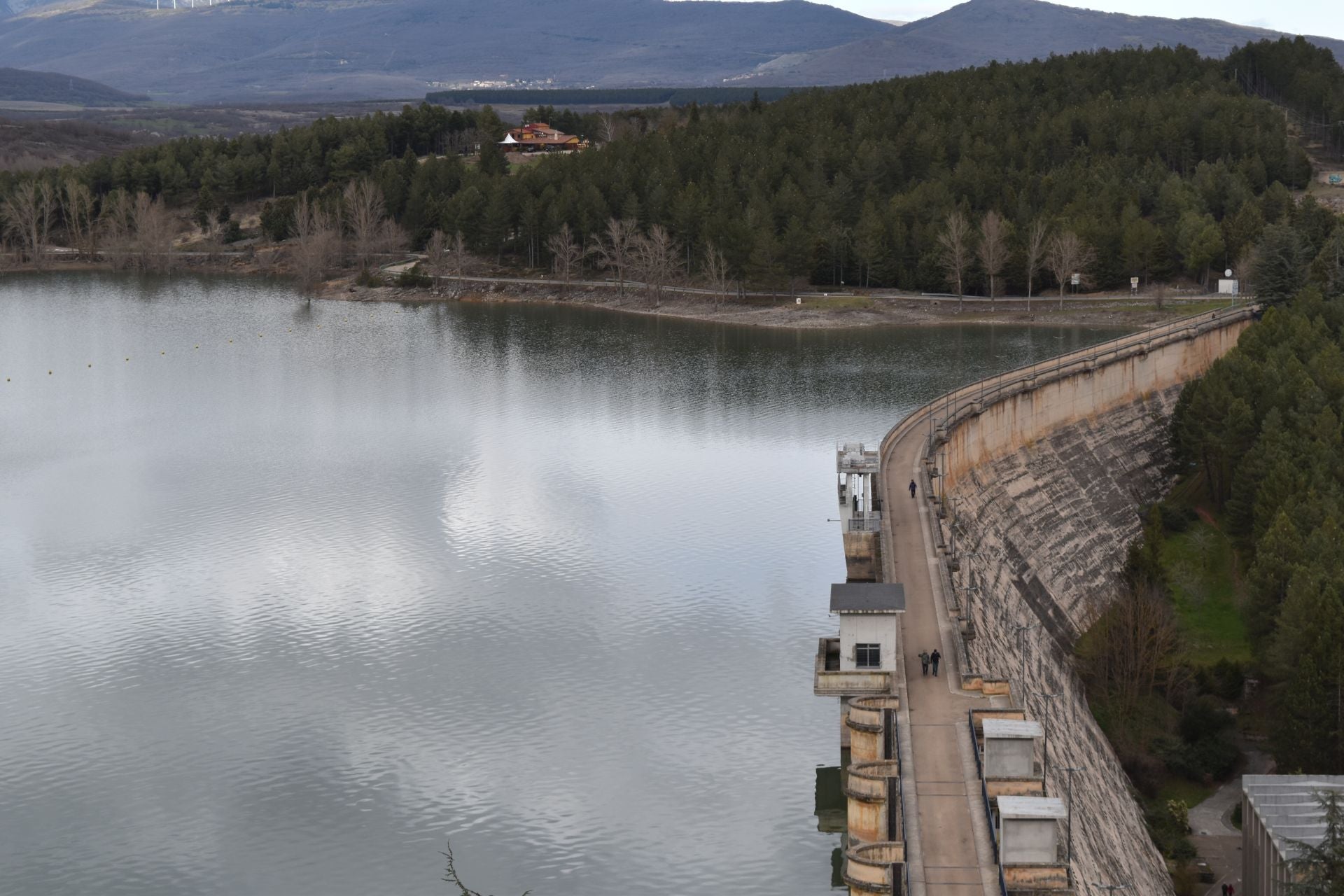 Así de lleno está el embalse de Aguilar