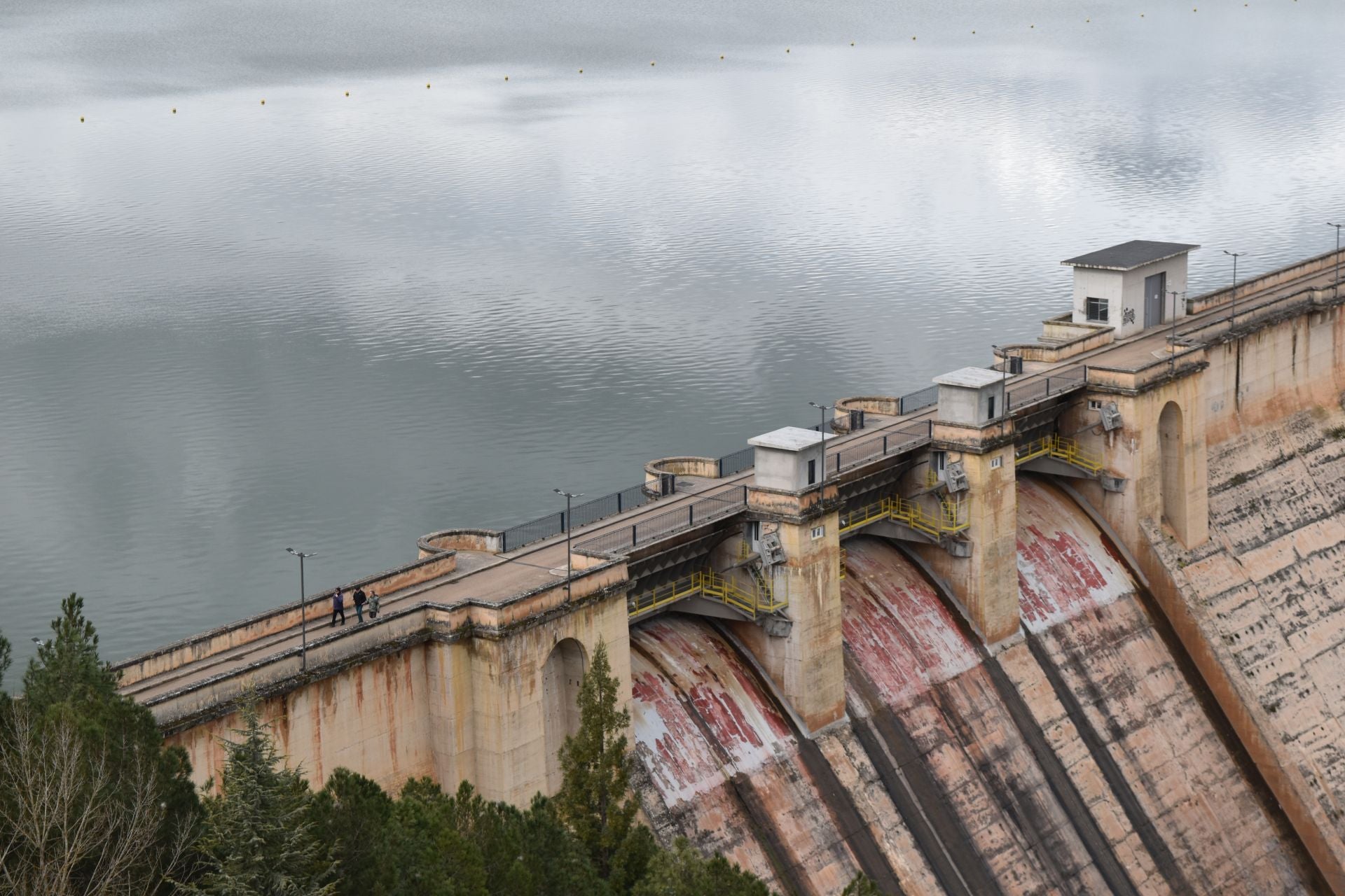 Así de lleno está el embalse de Aguilar
