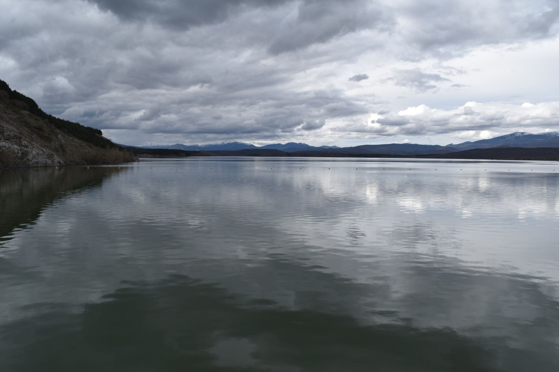 Así de lleno está el embalse de Aguilar