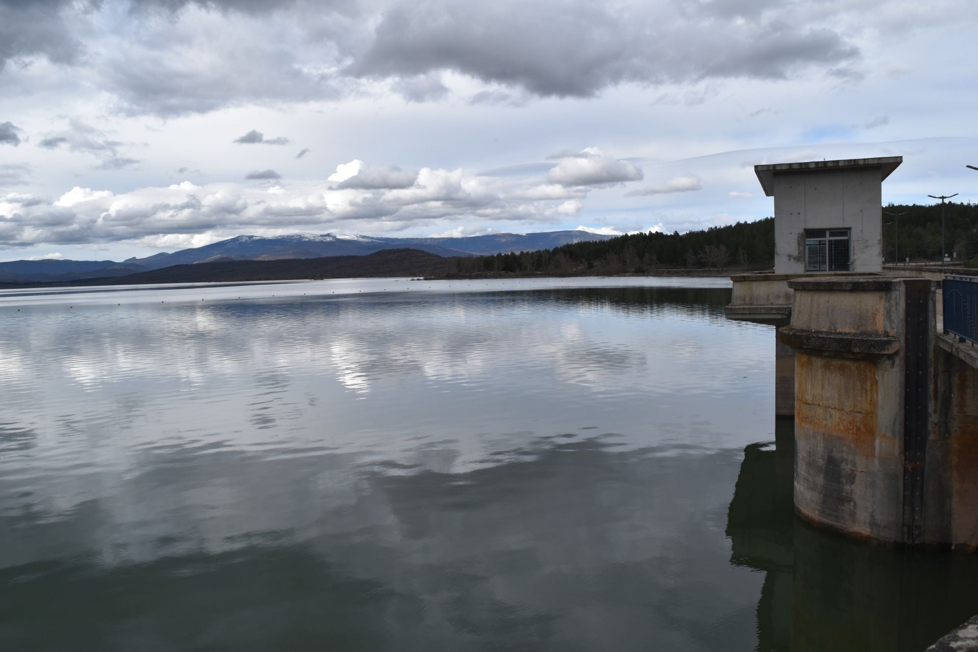 Así de lleno está el embalse de Aguilar