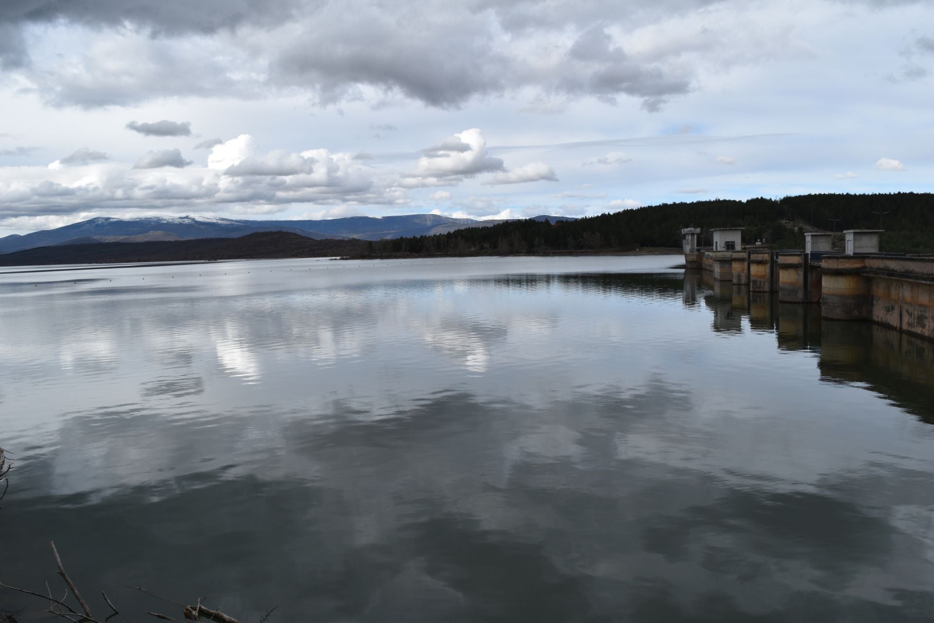 Así de lleno está el embalse de Aguilar